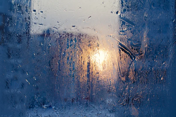 Patrones de hielo en vidrio de invierno. —  Fotos de Stock