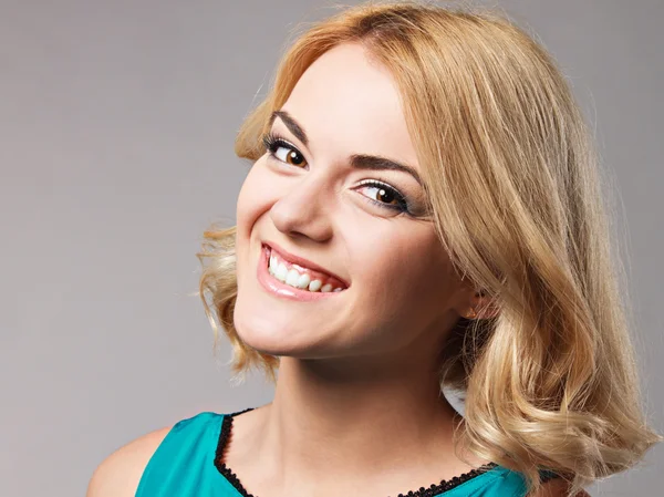 Retrato de la hermosa chica sonriente feliz posando en el estudio . — Foto de Stock