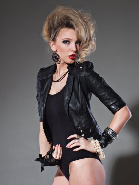 Sarışın güzel genç moda Bayan kızla portresi