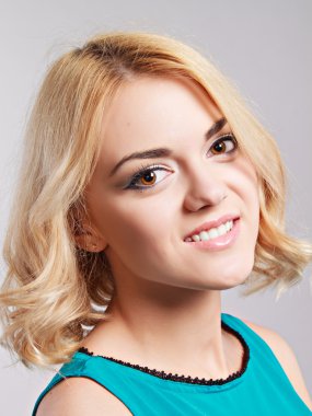 stüdyoda poz mutlu gülümseyen kız portresi.