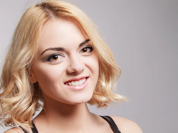 Retrato de la feliz chica sonriente posando en el estudio . — Foto de Stock