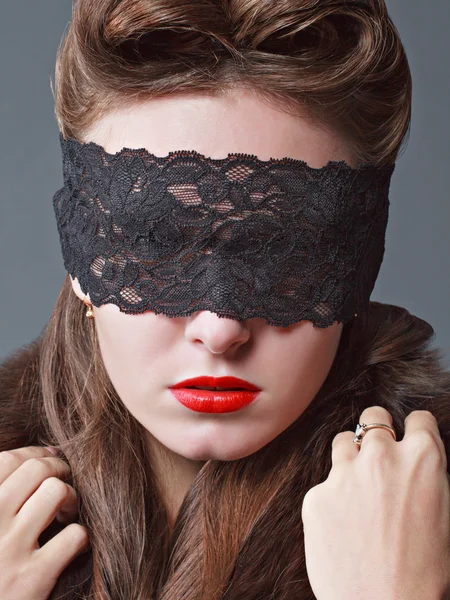 Retrato de una mujer encantadora con máscara de encaje negro . — Foto de Stock