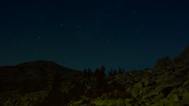 Yıldız Dağları üzerinde gece gökyüzünde hareket.