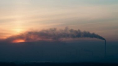 Çelik güneş doğarken çalışır. Zaman atlamalı.