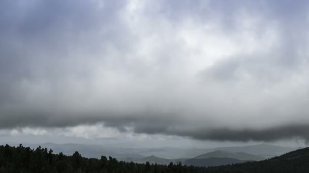 Nevoeiro e nuvens se movem nas montanhas . — Vídeo de Stock