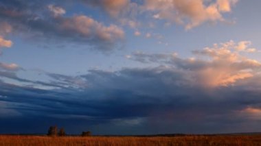 Üzerinde mavi gökyüzü çalıştıran yağmur bulutları.