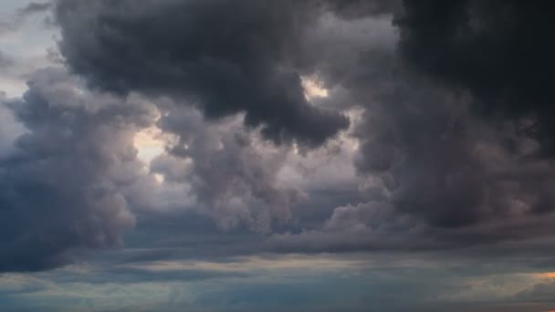 Δραματικό ουρανό με θυελλώδη σύννεφα κινείται γρήγορα, ο χρόνος ακυρώνονται. — Αρχείο Βίντεο