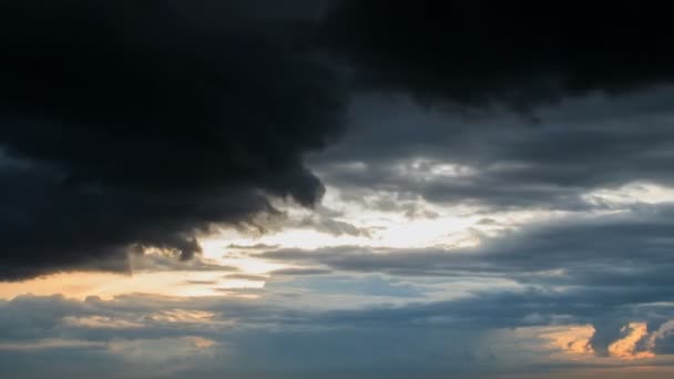 Cielo drammatico con nuvole tempestose. — Video Stock