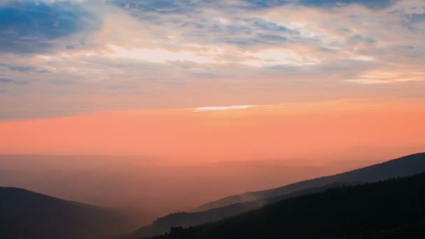 Hermosa puesta de sol en las montañas, lapso de tiempo . — Vídeo de stock