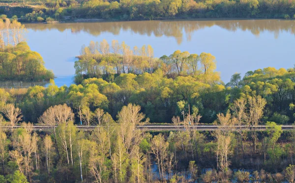 Paisaje primaveral con el río y el ferrocarril, la vista superior — Foto de Stock