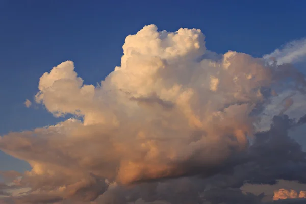 Matahari terbenam, langit biru dan awan . — Stok Foto