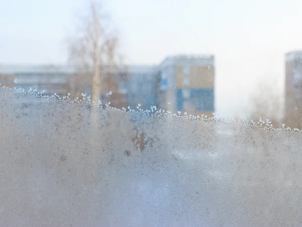 Este es un patrón escarchado en la ventana de invierno de vidrio . —  Fotos de Stock