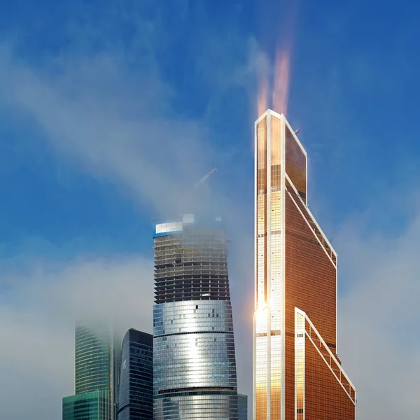 Grattacielo moderno con raggi solari — Foto Stock
