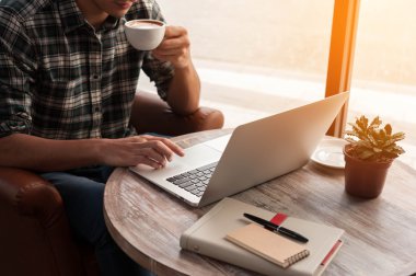 Tablet ve kalem ahşap tablo ile dizüstü bilgisayar kullanarak iş adamı 