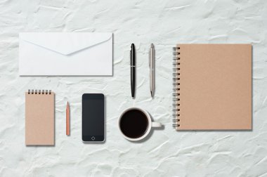 Sahte şablon ofis malzemeleri ve beyaz cem üzerinde sabit