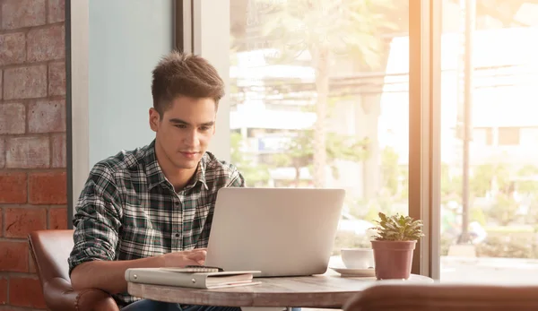 Zakenman met behulp van laptop met Tablet PC- en peninstellingen op houten tafel in — Stockfoto