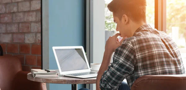 Zakenman met behulp van laptop met Tablet PC- en peninstellingen op houten tafel in — Stockfoto