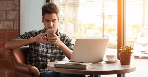 Empresário usando smartphone e laptop com tablet e caneta em w — Fotografia de Stock