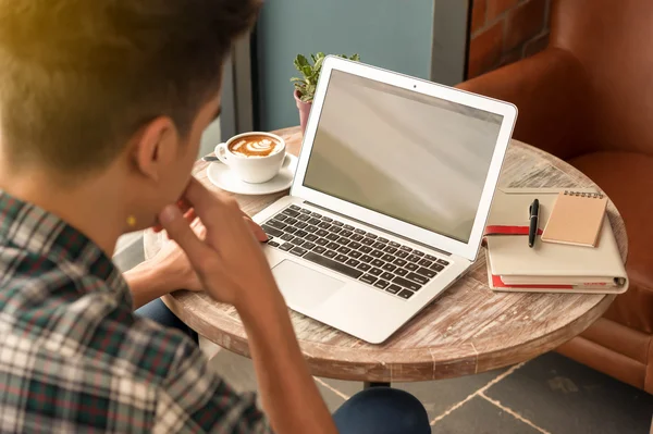 Zakenman met behulp van laptop met Tablet PC- en peninstellingen op houten tafel in — Stockfoto