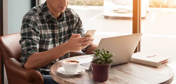 Zakenman met smartphone en laptop schrijven op Tablet PC — Stockfoto