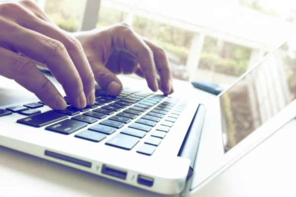 Mãos de homem usando laptop, conceito de tecnologia de negócios — Fotografia de Stock