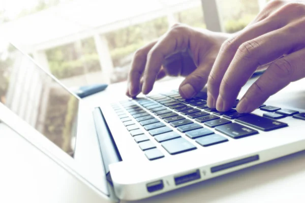 Handen van man met laptop, technologie bedrijfsconcept — Stockfoto