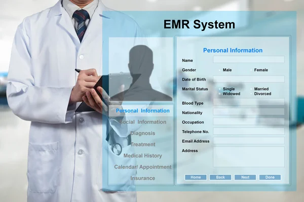 Врач, работающий с EMR - Электронная система медицинской записи — стоковое фото