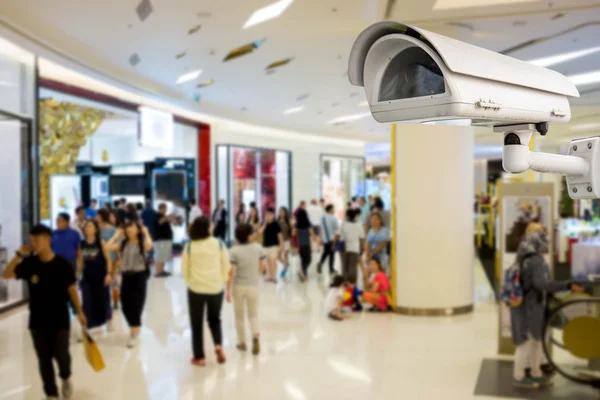 Câmera de CCTV ou vigilância operando com pessoas lotadas no bac — Fotografia de Stock
