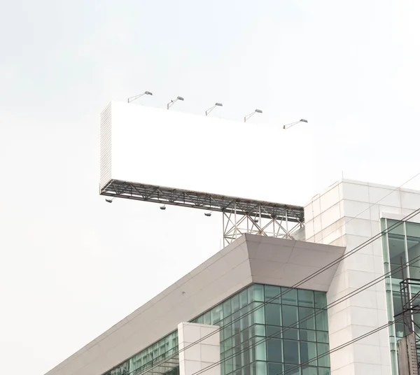 Placa publicitária branca em branco no topo do edifício — Fotografia de Stock