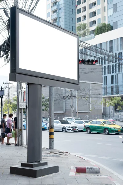 Placa de fatura em branco para publicidade ao longo da estrada — Fotografia de Stock