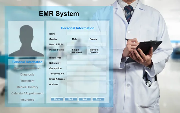 Ιατρός που εργάζεται με Emr - ηλεκτρονικός ιατρικός φάκελος συστήματος — Φωτογραφία Αρχείου