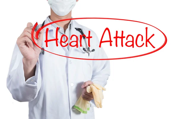 Läkare med röd penna Rita cirkel på hjärtinfarkt — Stockfoto