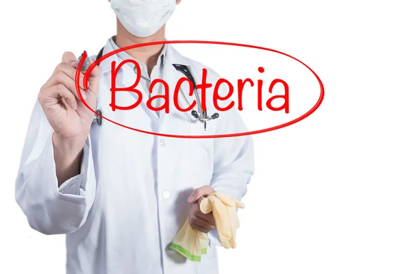 Arts met rode pen tekent cirkel op bacteriën — Stockfoto