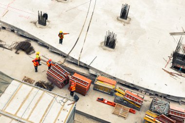 İnşaat İşçileri kaldırma araçları sitesinde çalışıyor