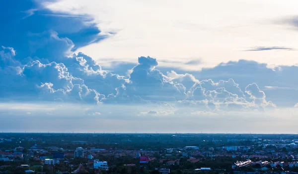 Небо з хмарою і сонячним світлом — стокове фото