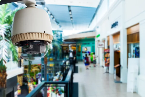 Telecamera di sorveglianza CCTV che opera nell'edificio con le persone in — Foto Stock
