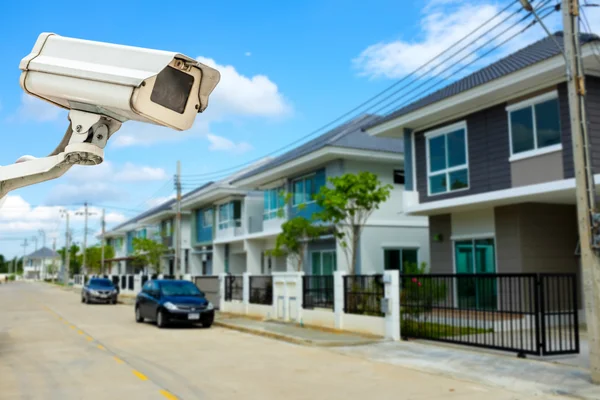 Cámara CCTV o vigilancia con pueblo en segundo plano — Foto de Stock