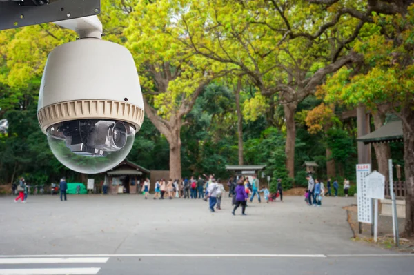 Cctv-Kamera oder Überwachung im Park mit Menschen — Stockfoto