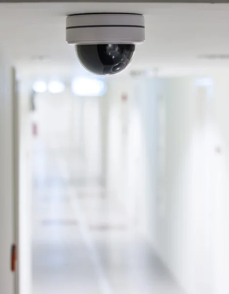 CCTV no condomínio em frente aos quartos — Fotografia de Stock