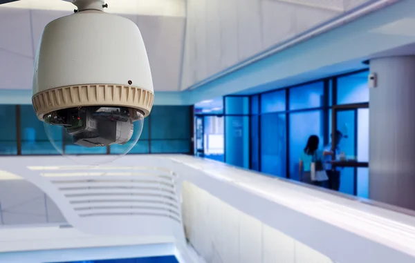 CCTV ou vigilância operando em prédio de escritórios — Fotografia de Stock