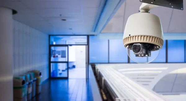 Videosorveglianza o sorveglianza operanti in edifici per uffici — Foto Stock