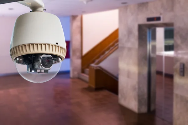 CCTV i byggnad framme av hiss — Stockfoto