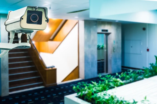 CCTV no edifício em frente ao elevador — Fotografia de Stock