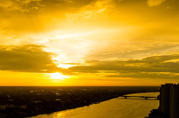 Прекрасне небо заходу сонця в золотий час — стокове фото
