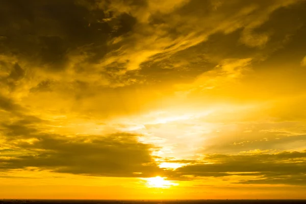Beautiful sunset sky at golden time — Stock Photo, Image