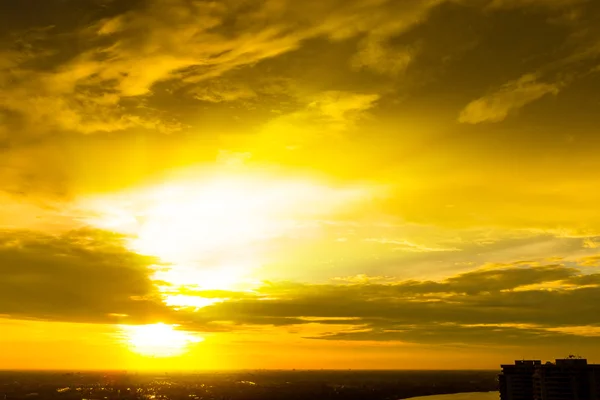 美丽的夕阳的天空在黄金时期 — 图库照片