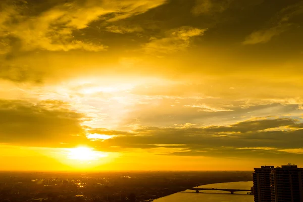 Закатное небо в золотое время — стоковое фото