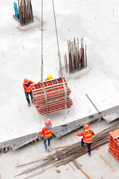 Trabajadores de la construcción que trabajan en obras de elevación — Foto de Stock