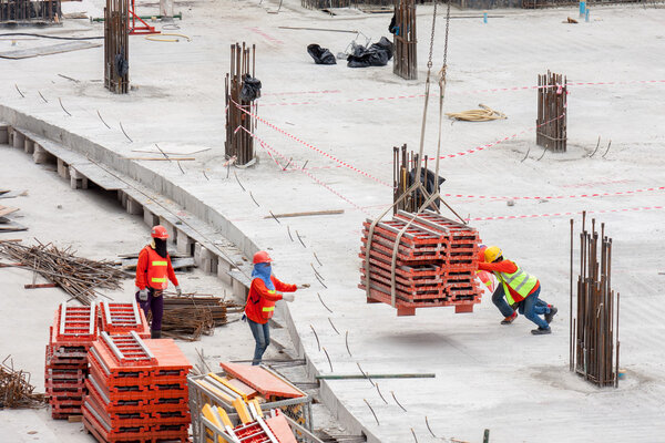 Строители, работающие в подъемных инструментах
