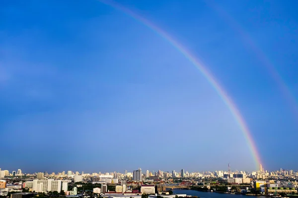 Regenboog in stad — Stockfoto